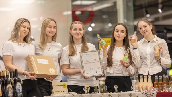  Võru gümnaasiumi õpilasfirmad Krooks Limonaad ja    lauamängu „Uma mäng” pakkuv Tšill tulid jõululaadale oma müügitööoskust proovile panema. Tüdrukute sõnul on kindlasti tavalisel laadal keerulisem müüa kui õpilasfirmadele orienteeritud laadal. Sellegipoolest oli esimeste tundide jooksul kaubaks läinud mitukümmend pudelit limpsi. „Kui meil tooted juba niikuinii olemas olid, siis mõtlesime, et miks mitte tulla müüma. Nägime reklaami ja registreerusime,” räägivad õpilasfirmade esindajad. Fotol vasakult: Kristel Jatsko, Gerda-Lotta Toming, Karolin Pütsepp, Kadi Goos, Karolin Saare. FOTOD: Aigar Nagel